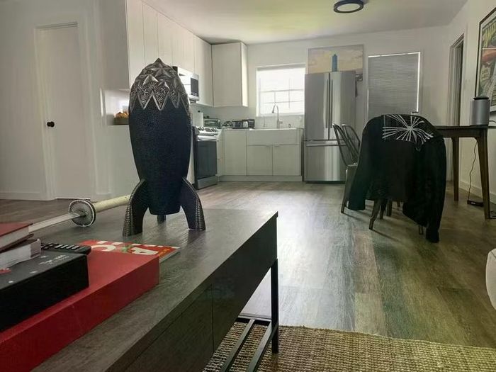 Bên trong căn nhà 37m² với chiếc tủ lạnh trống rỗng của tỷ phú Elon Musk. Ảnh: Getty.