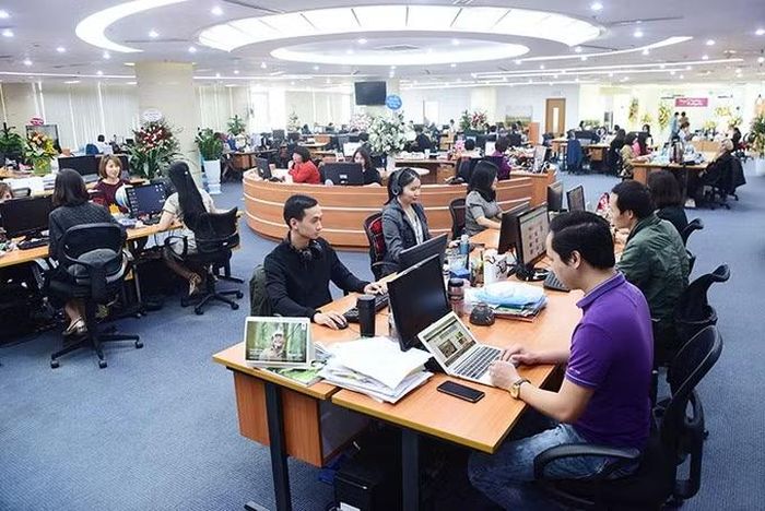 Từ 1/7, báo điện tử được tích hợp thương mại điện tử, ngân hàng, bảo hiểm để tạo nguồn thu. Ảnh: VGP.