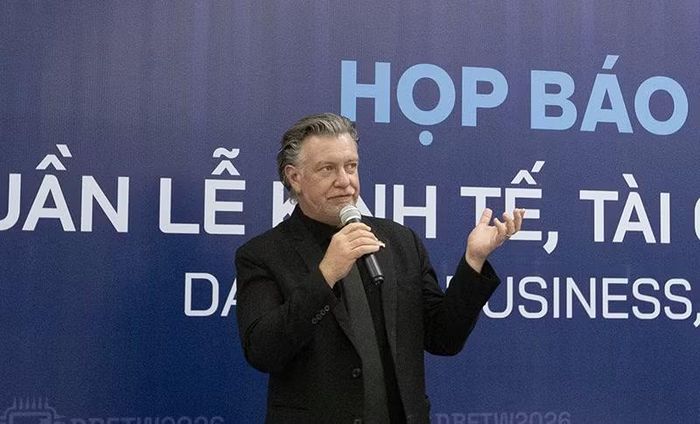 Ông Christopher Vanloon, Chủ tịch AmCham Đà Nẵng chia sẻ tại họp báo.