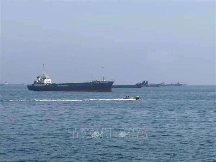 Tàu thương mại chờ đi qua eo biển Hormuz. Ảnh: THX/TTXVN phát