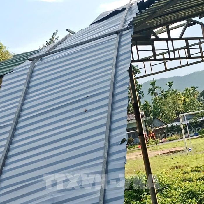 Mái tôn của một ngôi nhà bị tốc, đổ. Ảnh: TTXVN phát 
