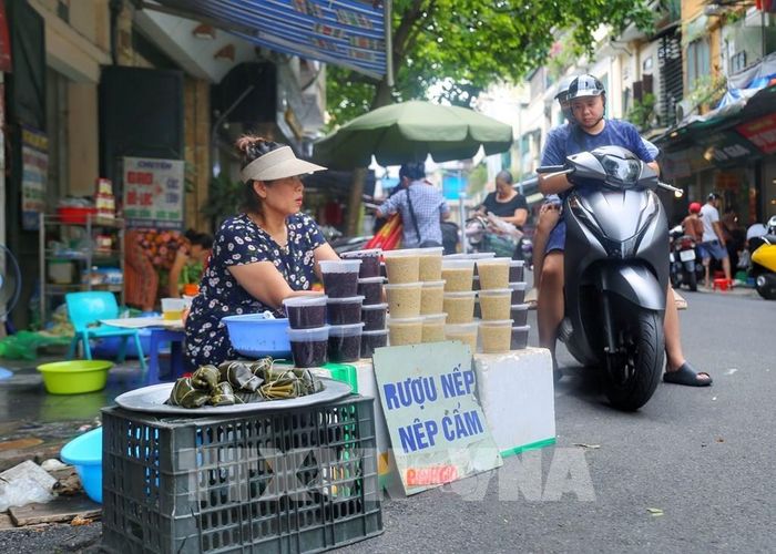 Người dân chọn mua rượu nếp ngày Tết Đoan Ngọ. Ảnh: Tuấn Đức - TTXVN