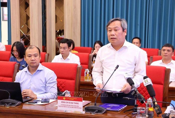 Đồng chí Vũ Đại Thắng, Ủy viên Trung ương Đảng, Phó Bí thư Thành ủy, Chủ tịch UBND thành phố Hà Nội trình bày tham luận tại Hội thảo khoa học với chủ đề “Xây dựng xã, phường xã hội chủ nghĩa trong kỷ nguyên phát triển mới – Những vấn đề lý luận và thực tiễn”. Ảnh: TTXVN