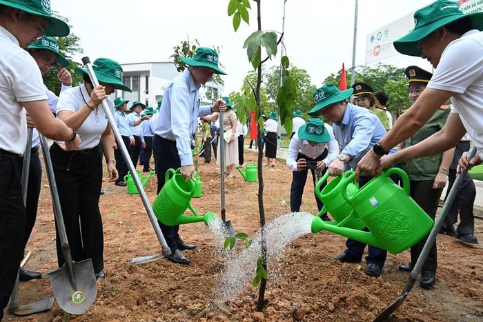 Các đại biểu trồng cây tại lễ phát động hưởng ứng Ngày Thế giới chống sa mạc hóa và hạn hán năm 2026. Ảnh: Bích Hồng/Bnews/vnanet.vn