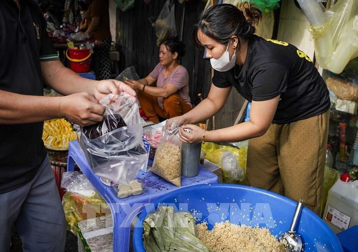 Rượu nếp là món đặc trưng không thể thiếu trong ngày Tết Đoan Ngọ. Ảnh: Khánh Hòa - TTXVN