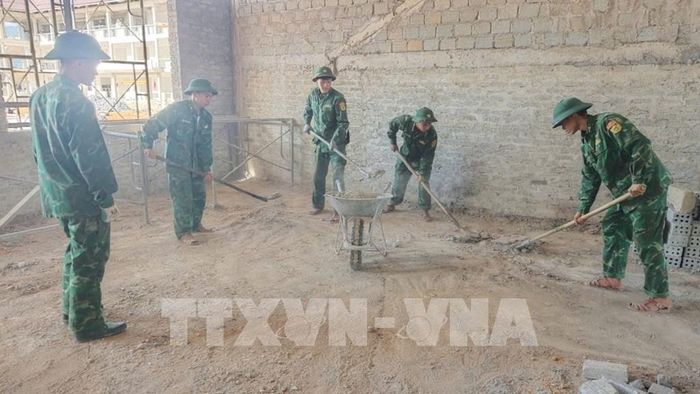 Lực lượng Bộ đội Biên phòng thành phố Huế tham gia xây dựng Trường Phổ thông Dân tộc nội trú liên cấp Tiểu học và Trung học cơ sở xã A Lưới 4. Ảnh: Mai Trang- TTXVN