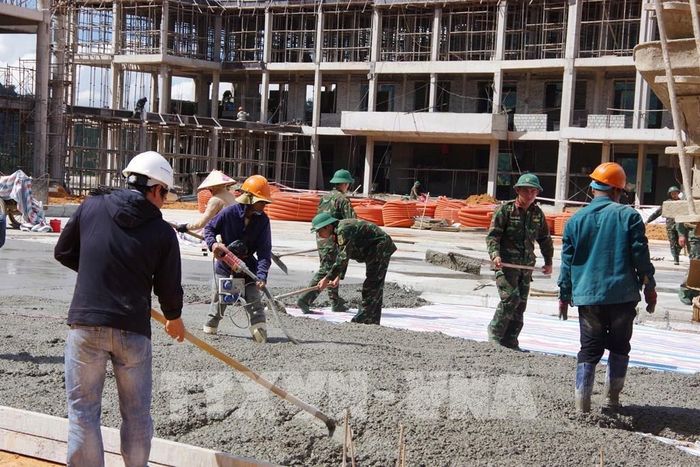 Chiến sĩ Bộ Chỉ huy Quân sự thành phố Huế tham gia xây dựng trường Phổ thông Dân tộc nội trú liên cấp Tiểu học và Trung học cơ sở xã A Lưới 4. Ảnh: Mai Trang - TTXVN