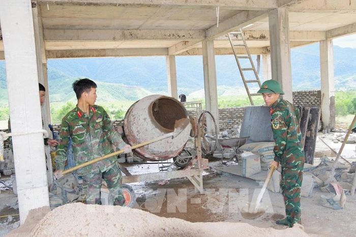 Chiến sĩ Bộ Chỉ huy Quân sự thành phố Huế tham gia xây dựng trường Phổ thông Dân tộc nội trú liên cấp Tiểu học và Trung học cơ sở xã A Lưới 4. Ảnh: Mai Trang - TTXVN