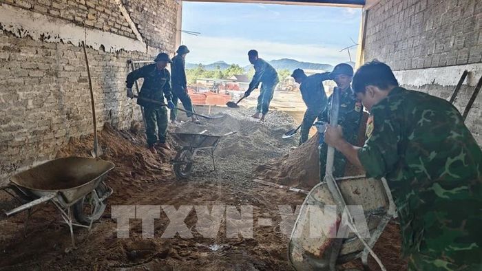 Lực lượng Bộ đội Biên phòng thành phố Huế tham gia xây dựng Trường Phổ thông Dân tộc nội trú liên cấp Tiểu học và Trung học cơ sở xã A Lưới 4. Ảnh: Mai Trang- TTXVN