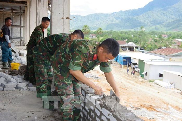 Chiến sĩ Bộ Chỉ huy Quân sự thành phố Huế tham gia xây dựng trường Phổ thông Dân tộc nội trú liên cấp Tiểu học và Trung học cơ sở xã A Lưới 4. Ảnh: Mai Trang - TTXVN