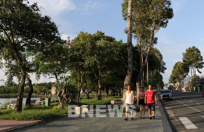 Người dân tham gia hoạt động ngoài trời tại các công viên có nhiều cây xanh. Ảnh: Hồng Tháo-TTXVN