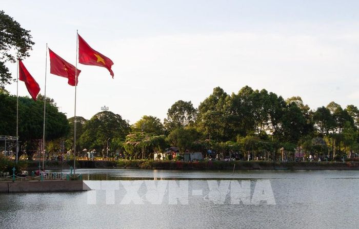 Một góc công viên Văn Miếu (phường Cao Lãnh), mảng xanh giữa lòng đô thị. Ảnh: Hồng Thái - TTXVN