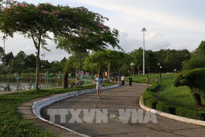 Mảng xanh đô thị góp phần tạo không gian xanh, thoáng mát cho các hoạt động ngoài trời của người dân. Ảnh: Hồng Thái - TTXVN