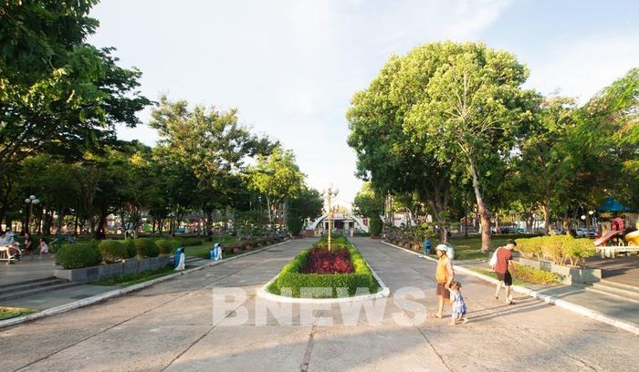 Người dân tham gia hoạt động ngoài trời tại các công viên có nhiều cây xanh. Ảnh: Hồng Tháo-TTXVN