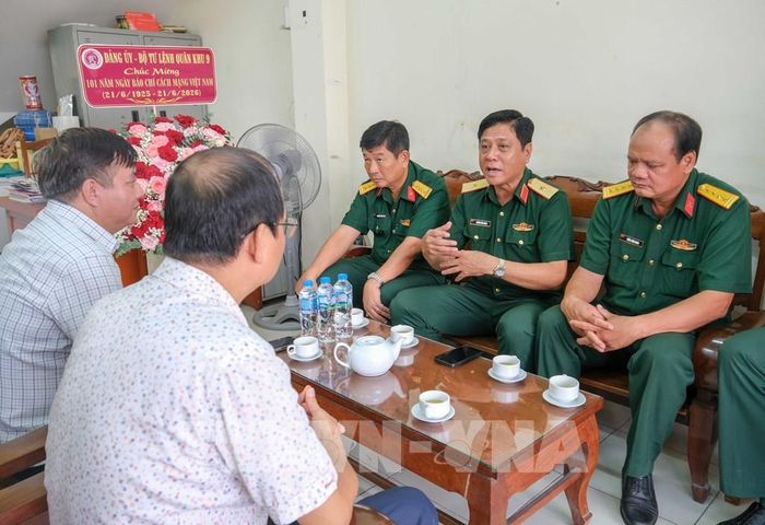 Lãnh đạo Quân khu 9 trao đổi với lãnh đạo Cơ quan thường trú TTXVN tại thành phố Cần Thơ về công tác phối hợp tuyên truyền. Ảnh: Thanh Liêm - TTXVN