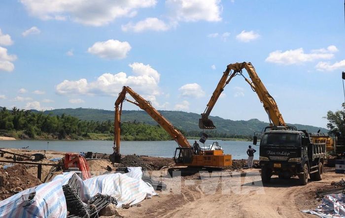 Dự án Khắc phục, sửa chữa đập dâng Tam Giang (tỉnh Đắk Lắk) bị chậm tiến độ. Ảnh: Tường Quân - TTXVN 