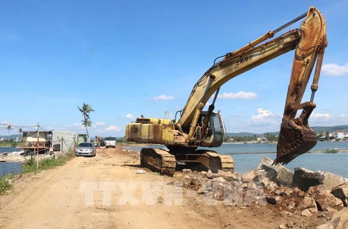 Đơn vị thi công Đê ngăn mặn Ngự Hàm Thủy (xã Tuy An Đông) tập trung đẩy nhanh tiến độ. Ảnh: Tường Quân - TTXVN 