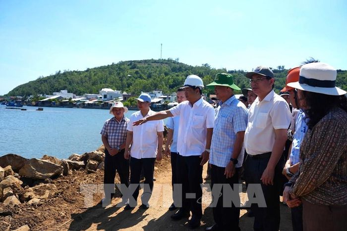 Lãnh đạo tỉnh Đắk Lắk kiểm tra các dự án khắc phục hậu quả bão, lũ tại khu vực phía Đông. Ảnh: Tường Quân - TTXVN