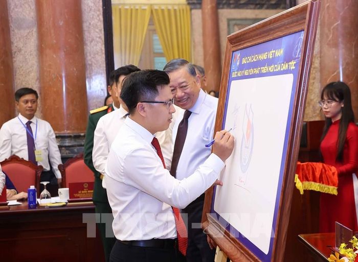 Các nhà báo tiêu biểu ký lưu niệm vào biểu trưng của Hội Nhà báo Việt Nam. Ảnh: Văn Điệp – TTXVN