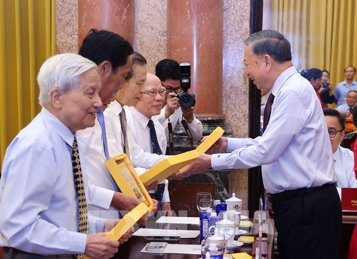 Tổng Bí thư, Chủ tịch nước Tô Lâm tặng quà lưu niệm cho các nhà báo tiêu biểu. Ảnh: Văn Điệp – TTXVN 