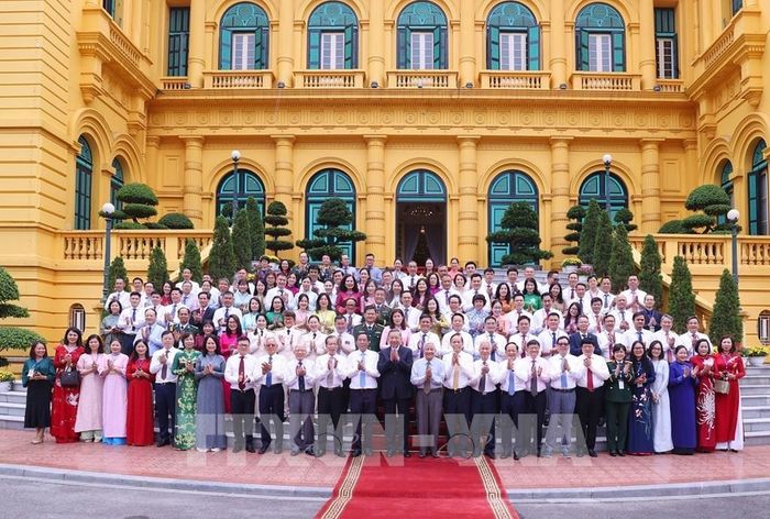 Tổng Bí thư, Chủ tịch nước Tô Lâm chụp ảnh chung với các nhà báo tiêu biểu. Ảnh: Văn Điệp – TTXVN 