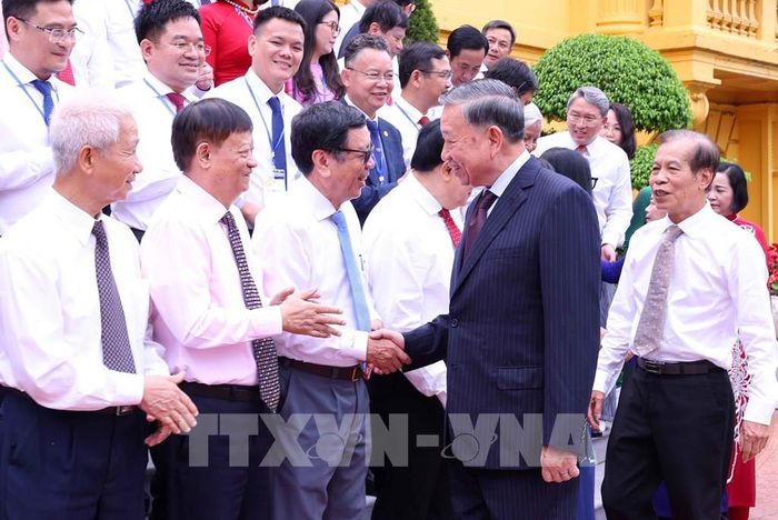 Tổng Bí thư, Chủ tịch nước Tô Lâm với các nhà báo tiêu biểu. Ảnh: Văn Điệp – TTXVN