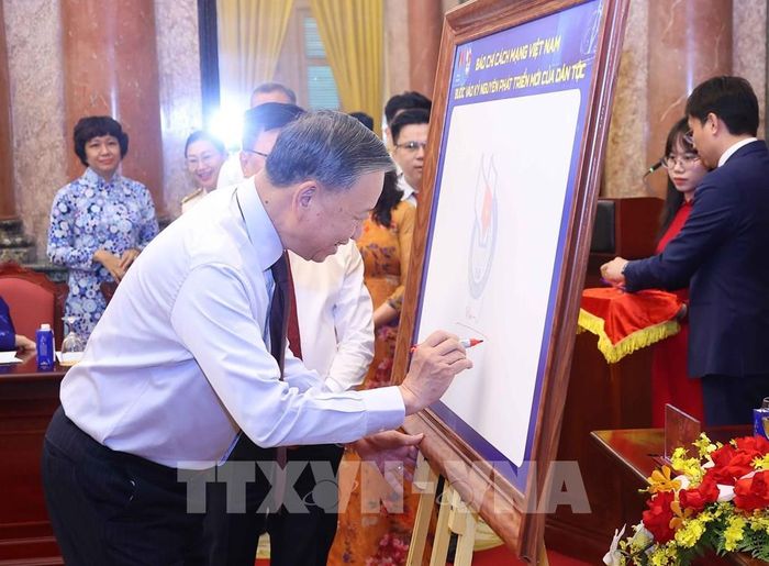 Tổng Bí thư, Chủ tịch nước Tô Lâm ký lưu niệm vào biểu trưng của Hội Nhà báo Việt Nam. Ảnh: Văn Điệp – TTXVN 