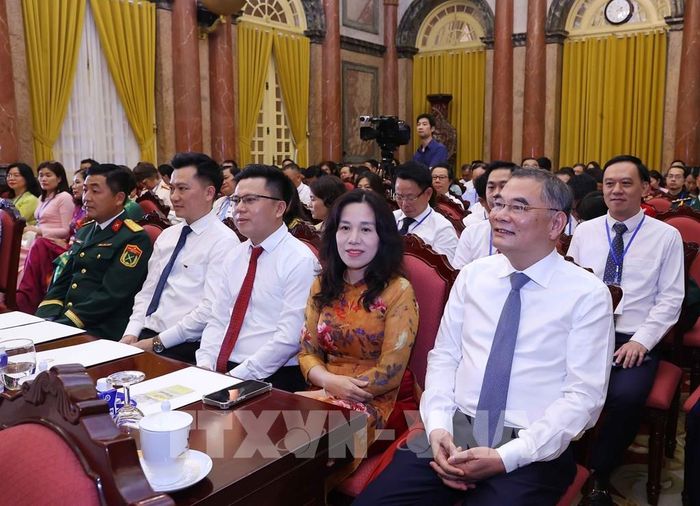 Các nhà báo tiêu biểu tham dự cuộc gặp mặt. Ảnh: Văn Điệp – TTXVN 