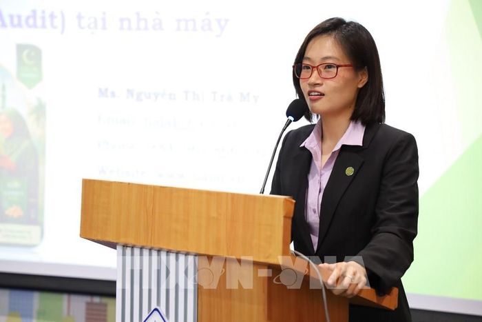 Bà Nguyễn Thị Trà My, Chuyên gia đánh giá kỹ thuật Văn phòng chứng nhận Halal Việt Nam cập nhật tiêu chuẩn thị trường Halal tại hội nghị. Ảnh: Xuân Anh - TTXVN