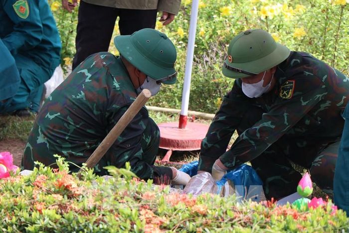 Lấy mẫu hài cốt liệt sĩ tại Nghĩa trang Liệt sĩ thành phố Huế. Ảnh: Mai Trang - TTXVN