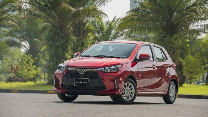 Hyundai Grand i10 (trên) và Toyota Wigo (dưới) là hai mẫu xe còn công bố doanh số, dù phân khúc xe gầm thấp hạng A còn có KIA Morning.
