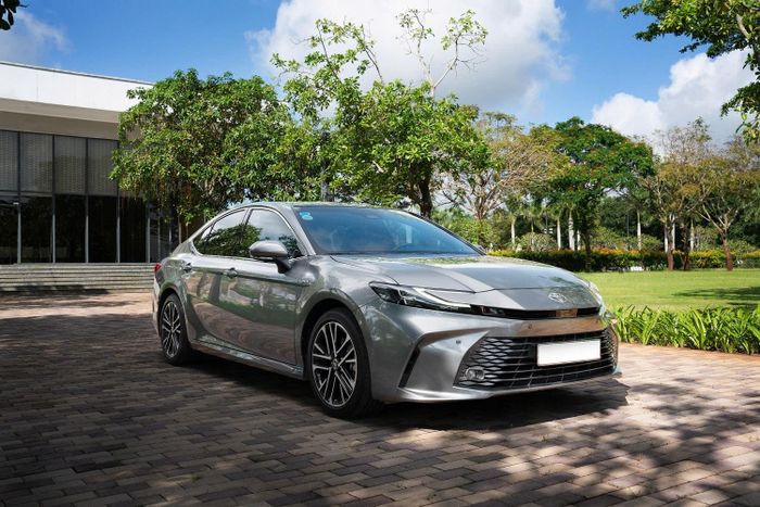 Toyota Camry là mẫu xe gầm thấp hạng D duy nhất còn công bố doanh số. Ảnh: TMV