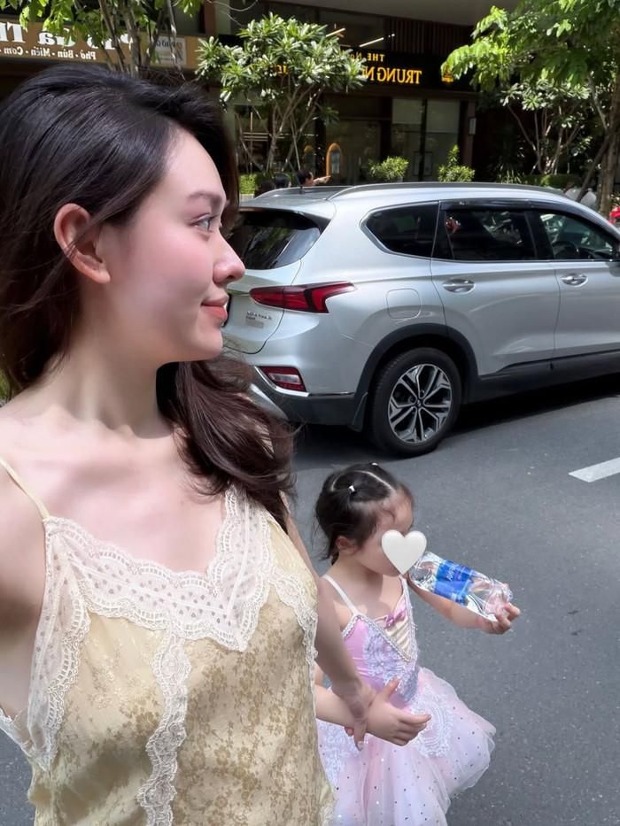Tường San chia sẻ hình ảnh dắt tay con gái đầu lòng. (Nguồn: Instagram nhân vật)