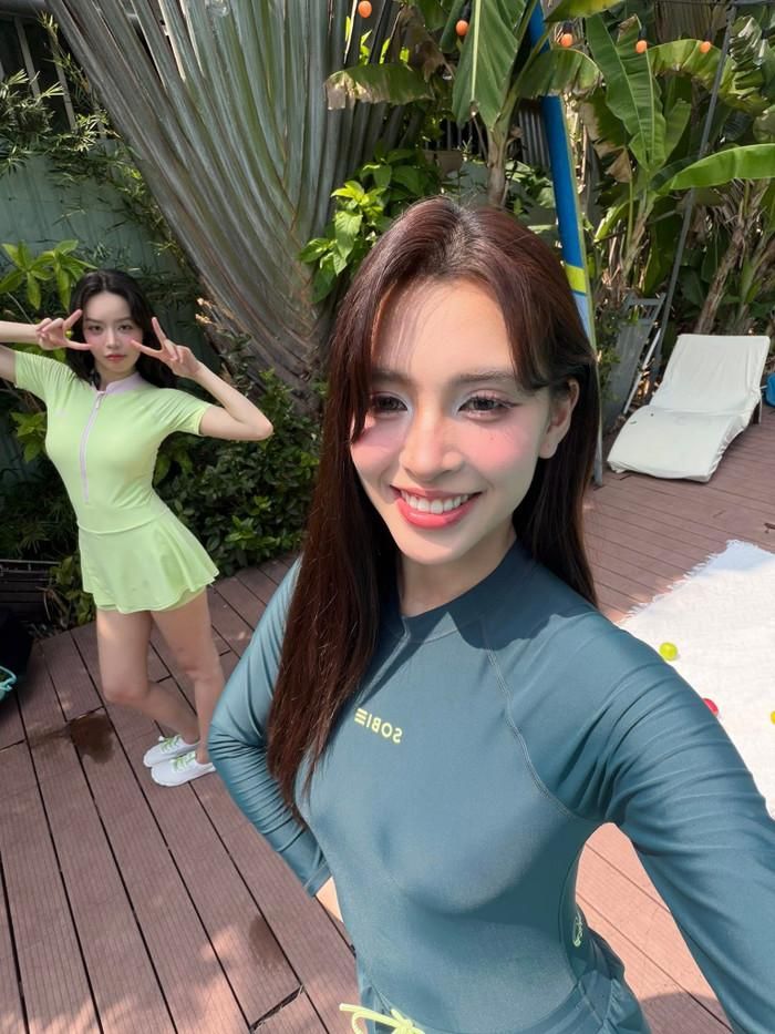 Tiểu Vy từng vui vẻ đăng ảnh hậu trường trong một lần làm việc chung với Thanh Thủy. Ảnh: FBNV