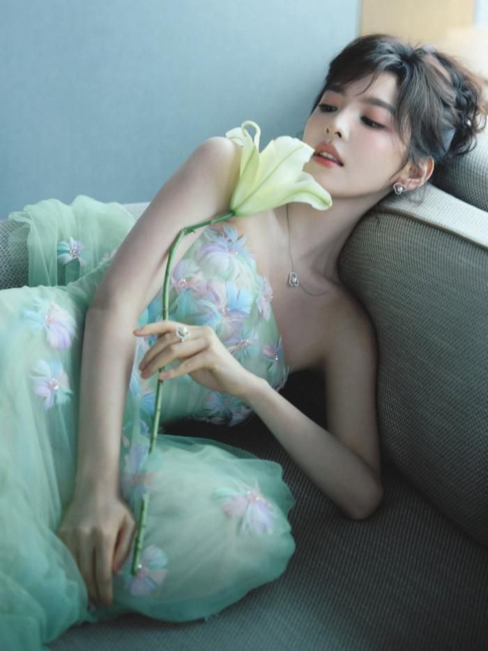 Vẻ đẹp trong trẻo giúp Chương Nhược Nam nhận về nhiều sự chú ý từ phía khán giả. Ảnh: Weibo