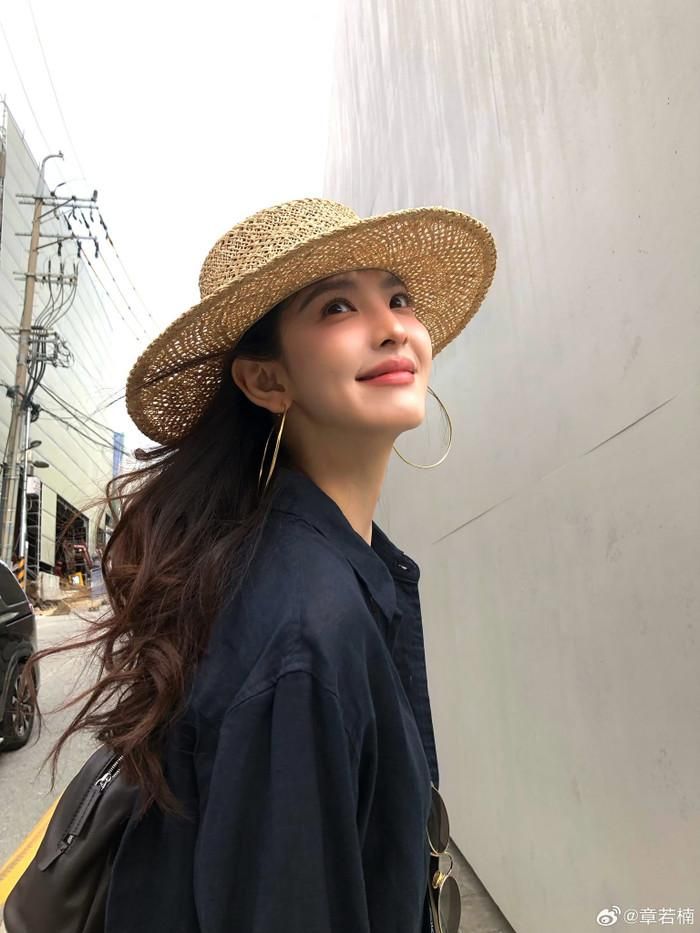 Chương Nhược Nam luôn thể hiện sự chuyên nghiệp, chỉn chu mỗi khi xuất hiện trước khán giả. Ảnh: Weibo