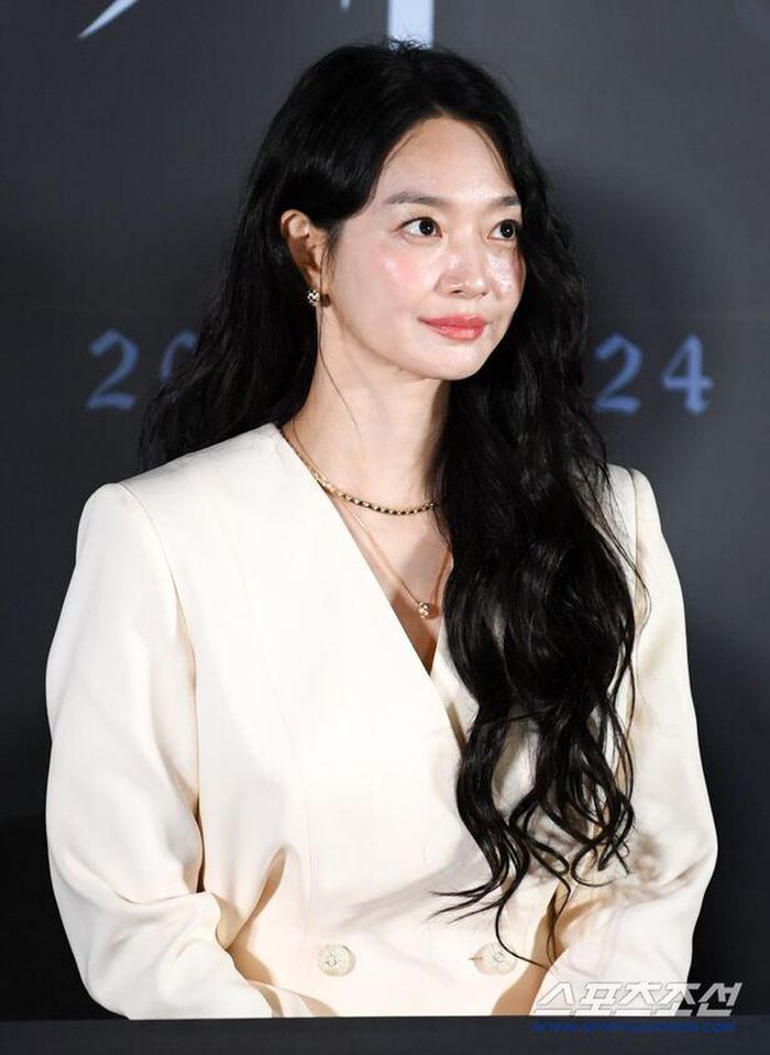 Shin Min Ah tái xuất với vẻ ngoài rạng rỡ tại sự kiện mới đây. (Ảnh Chosun)