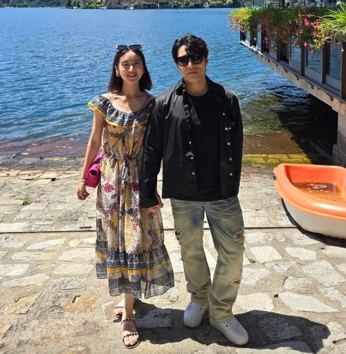 Woo Hye Rim và Shin Min Chul xuất hiện bên nhau đầy tình cảm.