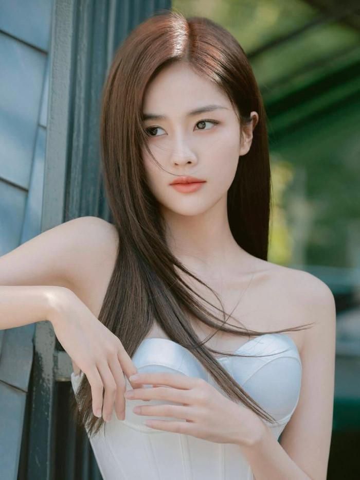 Trong lúc bộ phim vẫn đang phát sóng, Bạch Lộc tiếp tục trở thành cái tên được nhắc đến bởi những tranh luận xoay quanh chức danh nghề nghiệp.