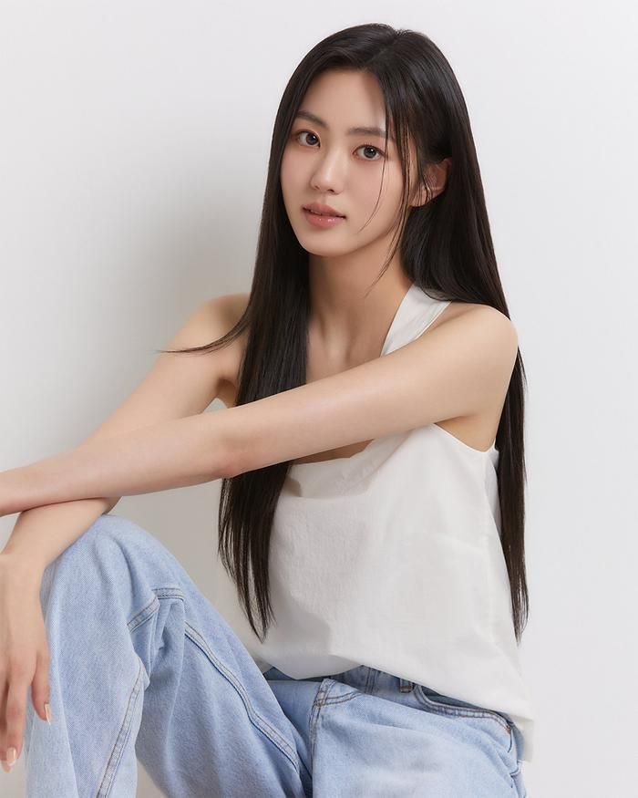Kwon Eun Bin ra mắt với tư cách thành viên nhóm CLC trực thuộc Cube Entertainment vào năm 2015.
