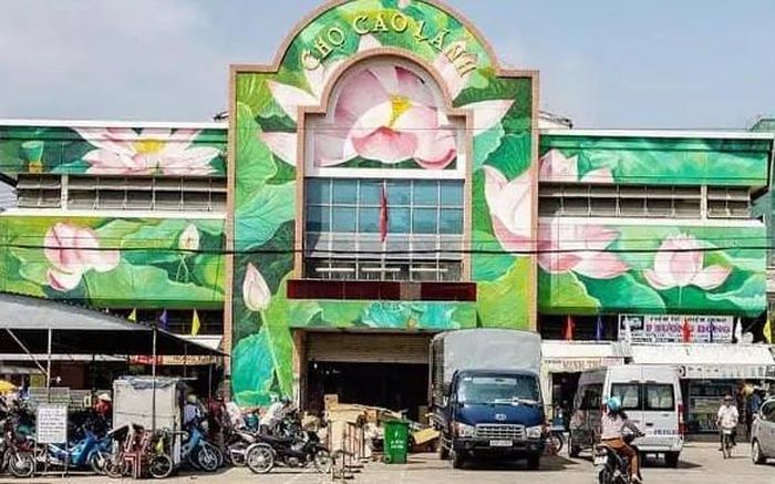 Nhiều du khách thích thú khám phá địa điểm này.