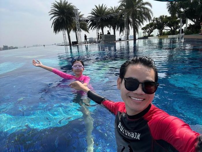 Hồng Phúc và vợ luôn dành thời gian quan tâm và đồng hành cùng các con
