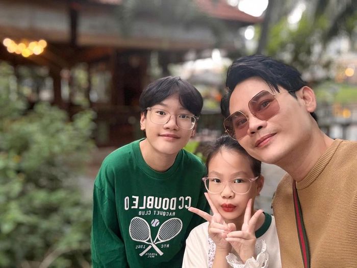 MC Hồng Phúc cùng 2 con