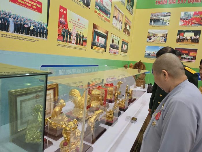 Ni sư Dương Thị Hường tham quan khu vực triển lãm được tổ chức trong khuôn khổ Đại hội