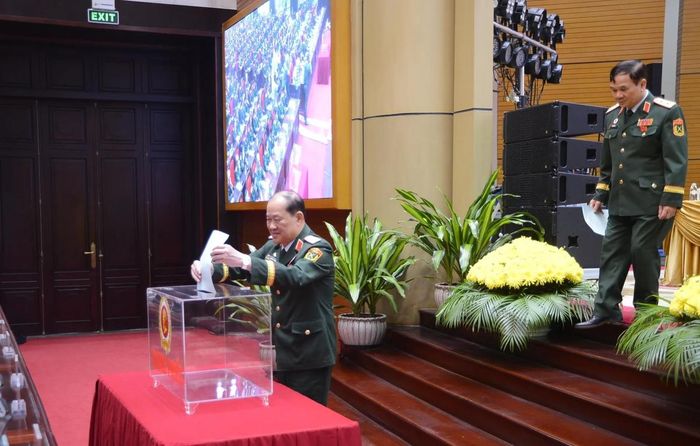 Thượng tướng Bế Xuân Trường - Phó Chủ tịch Ủy ban Trung ương MTTQ Việt Nam, Bí thư Đảng ủy, Chủ tịch Hội Cựu chiến binh Việt Nam - bỏ phiếu bầu Ban Chấp hành Trung ương Hội Cựu chiến binh Việt Nam khóa VIII.