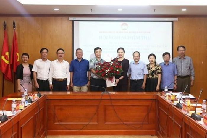 Bà Hà Thị Nga - Ủy viên Trung ương Đảng, Phó Chủ tịch - Tổng Thư ký UBTƯ MTTQ Việt Nam tặng hoa chúc mừng nhóm đề tài