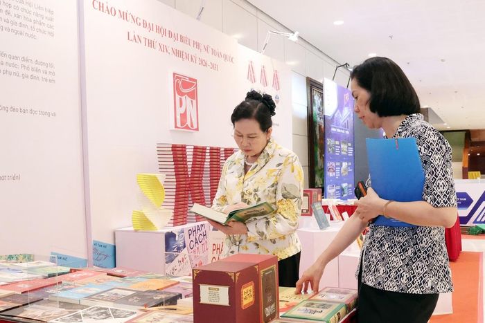 Ủy viên TƯ Đảng, Phó Chủ tịch Ủy ban Trung ương MTTQ Việt Nam, Chủ tịch Hội LHPN Việt Nam Lê Thị Thủy (bên trái) và Phó Chủ tịch Hội LHPN Việt Nam Nguyễn Thị Minh Hương kiểm tra công tác chuẩn bị tại gian trưng bày của Nhà xuất bản Phụ nữ Việt Nam