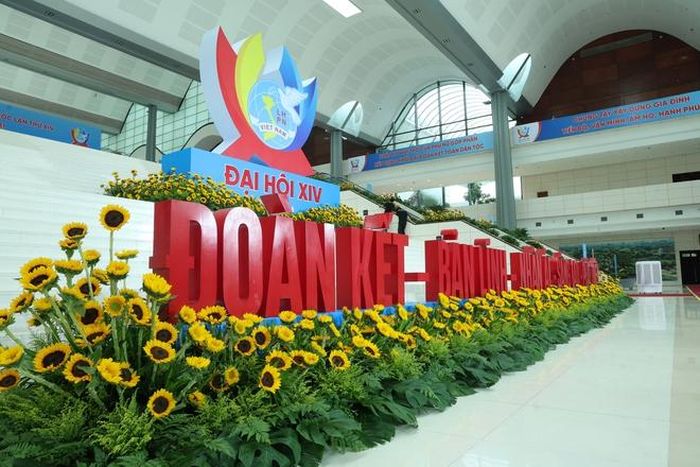 Đội ngũ cán bộ, nhân viên Trung tâm Hội nghị Quốc gia tích cực phối hợp, khẩn trương hoàn thiện các công đoạn cuối cùng tại địa điểm tổ chức, sẵn sàng hướng tới sự kiện chính trị quan trọng của phụ nữ cả nước.