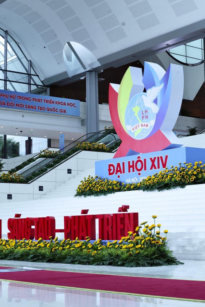 Không gian Đại hội được bài trí trang nhã với sắc màu chủ đạo mang đậm nhận diện của tổ chức Hội, tạo nên một tổng thể hài hòa, tinh tế nhưng cũng đầy sức sống, góp phần tôn vinh vẻ đẹp và khí chất của người phụ nữ Việt Nam trong thời đại mới
