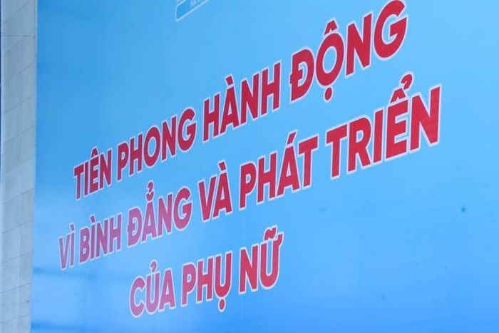Đại hội đại biểu Phụ nữ toàn quốc lần thứ XIV dự kiến diễn ra từ ngày 17-18/6/2026 tại Trung tâm Hội nghị Quốc gia (Hà Nội) với sự tham dự của gần 1.000 đại biểu (chính thức và khách mời). Các thành viên Ban Tổ chức Đại hội đã kiểm tra công tác hậu cần và an ninh, góp ý đối với một số nội dung như không gian trưng bày tại sảnh chính, công tác trang trí khánh tiết tại khu vực trung tâm hội trường, cùng hệ thống âm thanh, ánh sáng.